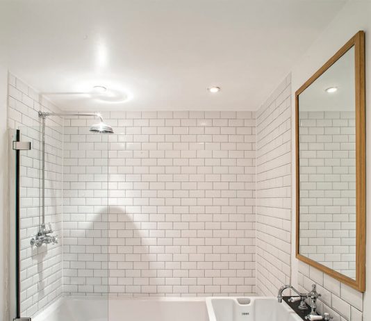 15 banheiros decorados e dicas para espaços menores Banheiros decorados